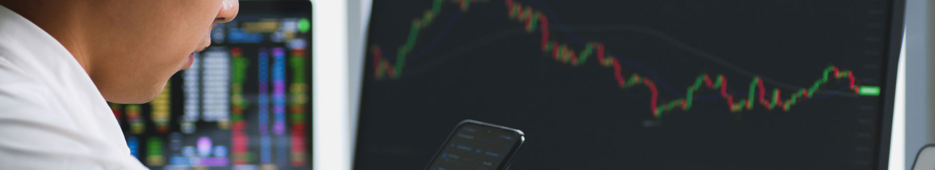 Professionnel analysant des données financières sur un écran, illustrant la gestion comptable et l'externalisation financière.