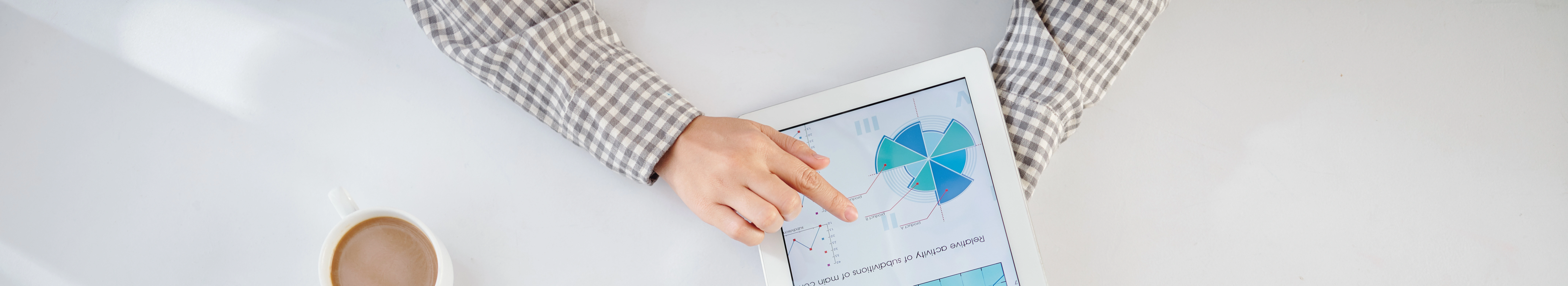 Main pointant une tablette affichant un graphique circulaire, illustrant l’analyse de données de facturation électronique sur fond blanc.