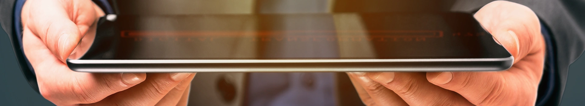 Un homme en costume consulte un bilan stratégique sur une tablette numérique