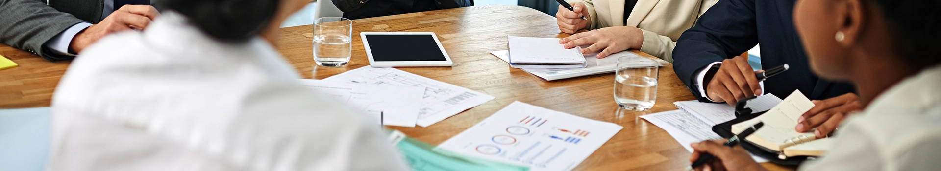 Réunion de direction financière sur l’audit des filiales étrangères dans un groupe international