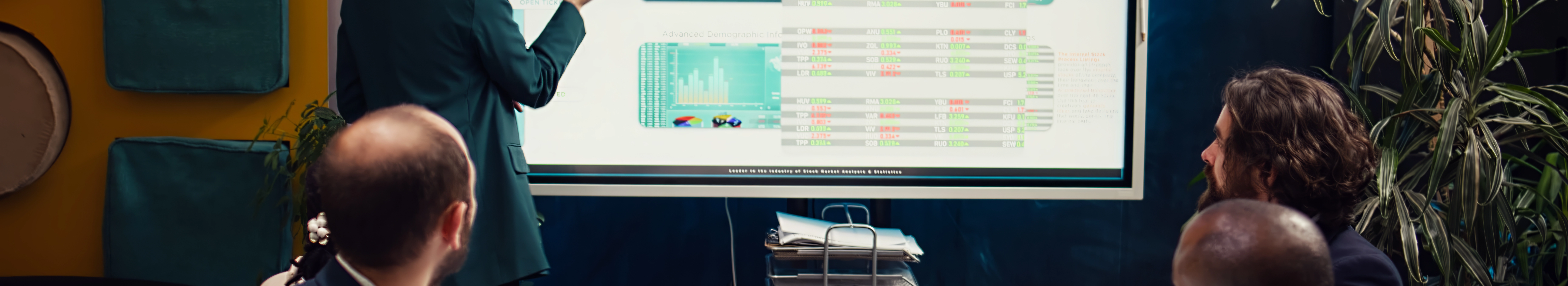 Équipe finance en réunion stratégique analysant un tableau de bord ERP pour un projet de digitalisation comptable