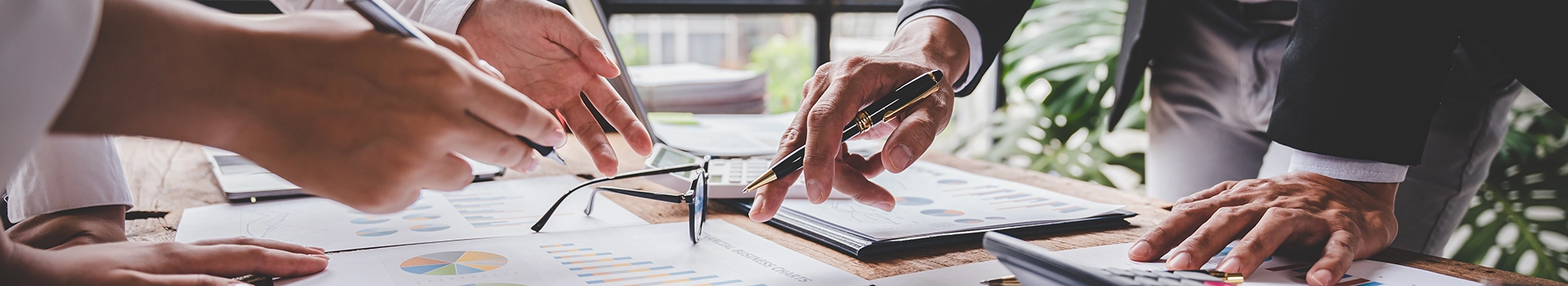 Réunion de travail autour de tableaux financiers pour optimiser la structure de dette d’une ETI