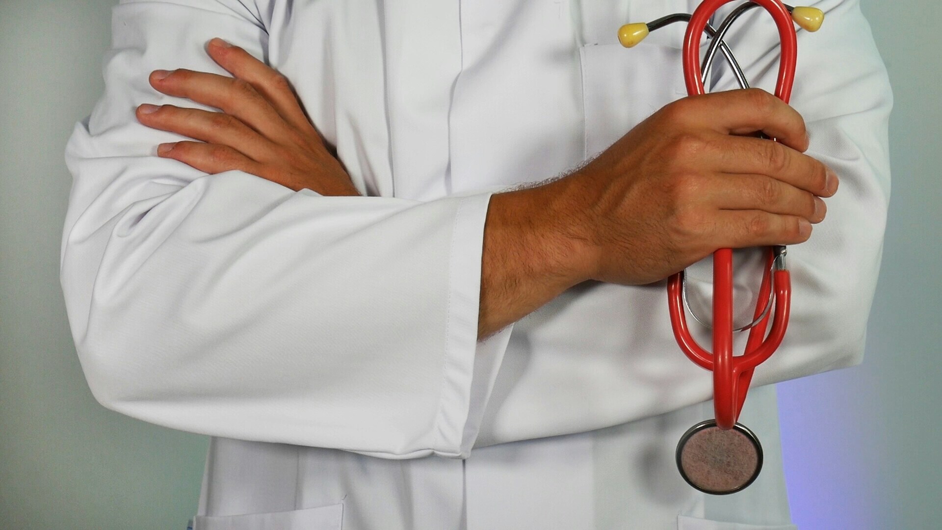 Médecin du travail effectuant une visite médicale avec un salarié en entreprise